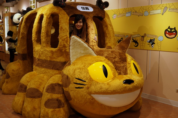 龍貓吉卜力專賣店「橡子共和國」：(胖樺遊記)台北信義區ATT4FUN”龍貓吉卜力專賣店--橡子共和國”。超萌龍貓從卡通中走出來。