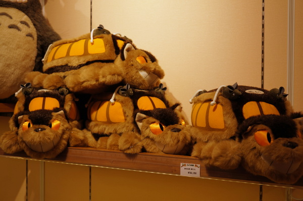 龍貓吉卜力專賣店「橡子共和國」：(胖樺遊記)台北信義區ATT4FUN”龍貓吉卜力專賣店--橡子共和國”。超萌龍貓從卡通中走出來。