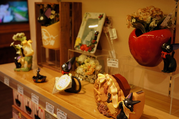 龍貓吉卜力專賣店「橡子共和國」：(胖樺遊記)台北信義區ATT4FUN”龍貓吉卜力專賣店--橡子共和國”。超萌龍貓從卡通中走出來。