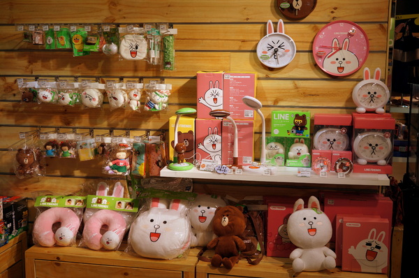 龍貓吉卜力專賣店「橡子共和國」：(胖樺遊記)台北信義區ATT4FUN”龍貓吉卜力專賣店--橡子共和國”。超萌龍貓從卡通中走出來。