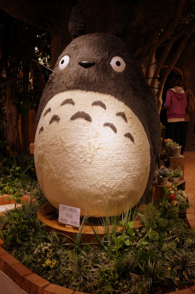 龍貓吉卜力專賣店「橡子共和國」：(胖樺遊記)台北信義區ATT4FUN”龍貓吉卜力專賣店--橡子共和國”。超萌龍貓從卡通中走出來。