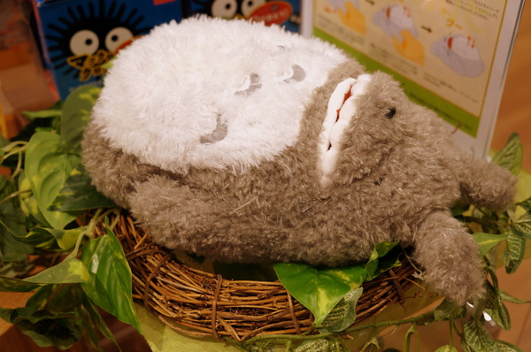 龍貓吉卜力專賣店「橡子共和國」：(胖樺遊記)台北信義區ATT4FUN”龍貓吉卜力專賣店--橡子共和國”。超萌龍貓從卡通中走出來。