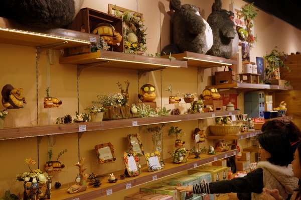 龍貓吉卜力專賣店「橡子共和國」：(胖樺遊記)台北信義區ATT4FUN”龍貓吉卜力專賣店--橡子共和國”。超萌龍貓從卡通中走出來。