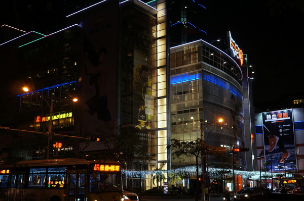 龍貓吉卜力專賣店「橡子共和國」：(胖樺遊記)台北信義區ATT4FUN”龍貓吉卜力專賣店--橡子共和國”。超萌龍貓從卡通中走出來。