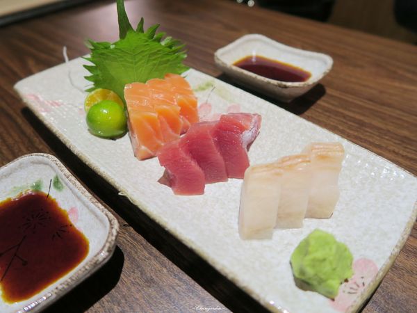 伍伍食堂：台北 捷運敦化站 伍伍食堂~香酥美味蝦頭包飯&超厚實生魚片