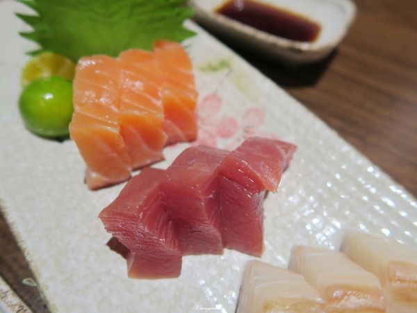 伍伍食堂：台北 捷運敦化站 伍伍食堂~香酥美味蝦頭包飯&超厚實生魚片