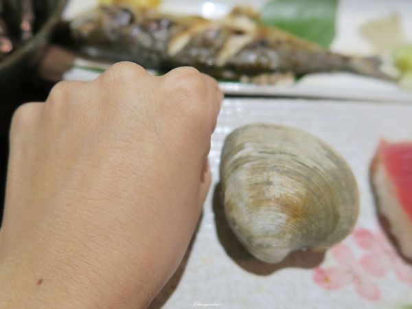 伍伍食堂：台北 捷運敦化站 伍伍食堂~香酥美味蝦頭包飯&超厚實生魚片