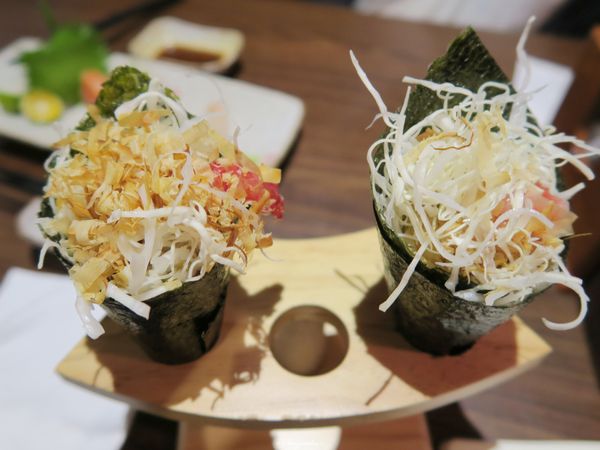 伍伍食堂：台北 捷運敦化站 伍伍食堂~香酥美味蝦頭包飯&超厚實生魚片