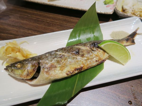 伍伍食堂：台北 捷運敦化站 伍伍食堂~香酥美味蝦頭包飯&超厚實生魚片