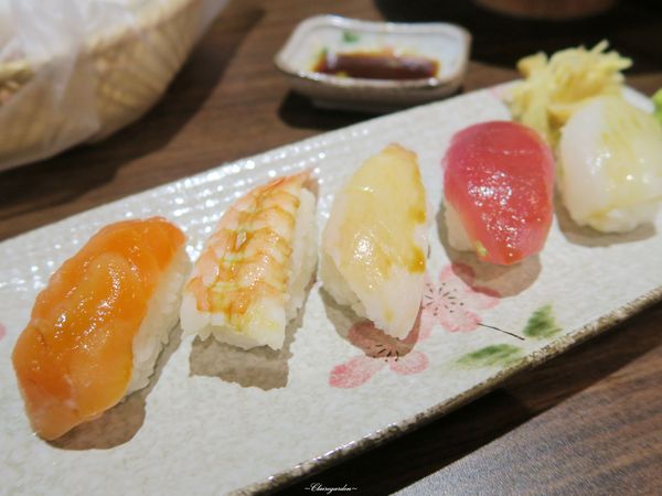 伍伍食堂：台北 捷運敦化站 伍伍食堂~香酥美味蝦頭包飯&超厚實生魚片