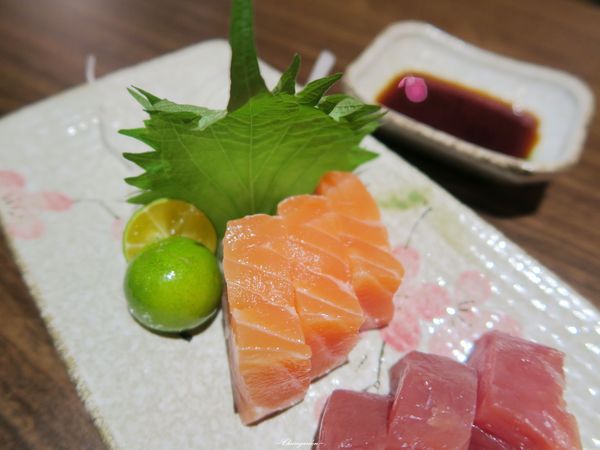 伍伍食堂：台北 捷運敦化站 伍伍食堂~香酥美味蝦頭包飯&超厚實生魚片