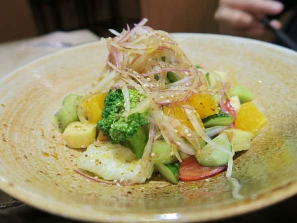 伍伍食堂：台北 捷運敦化站 伍伍食堂~香酥美味蝦頭包飯&超厚實生魚片