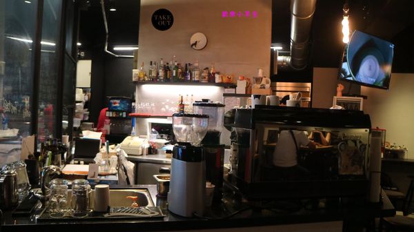 TAKE OUT burger & cafe:【台北美食】TAKE OUT美式餐廳@台北大安區/精釀啤酒/純手工漢堡