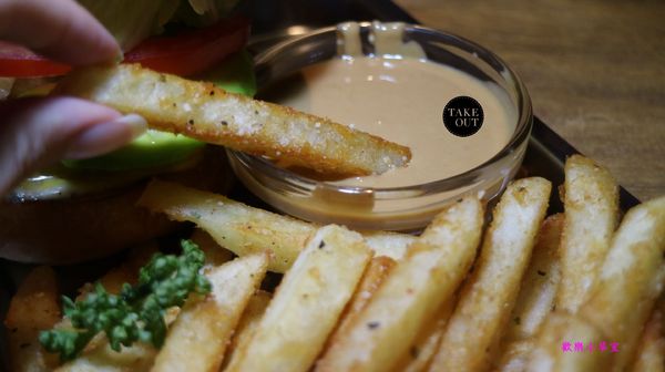 TAKE OUT burger & cafe:【台北美食】TAKE OUT美式餐廳@台北大安區/精釀啤酒/純手工漢堡