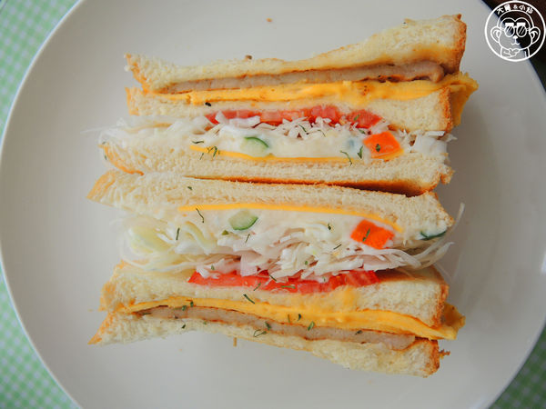 初鹿小站二店:呷飽祙【新北板橋・初鹿小站二店】純鮮乳做的吐司