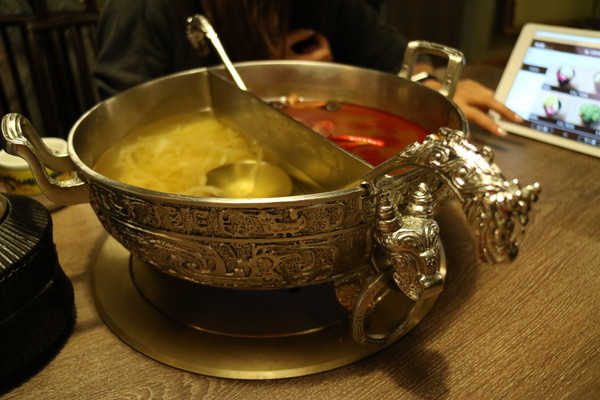 問鼎麻辣鍋養生鍋：【台北美食】一邊玩一邊吃，超優環境的問鼎麻辣鍋養生鍋@忠孝敦化站