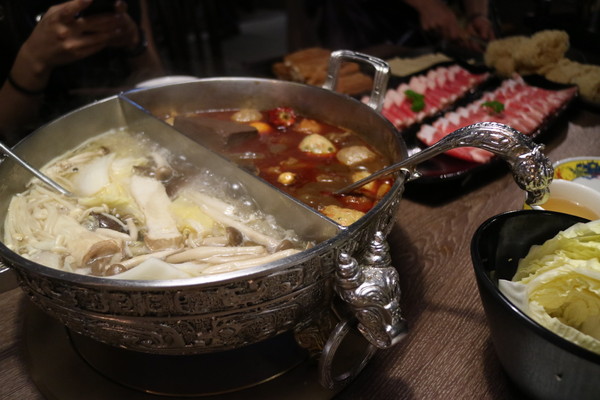 問鼎麻辣鍋養生鍋：【台北美食】一邊玩一邊吃，超優環境的問鼎麻辣鍋養生鍋@忠孝敦化站