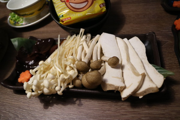 問鼎麻辣鍋養生鍋：【台北美食】一邊玩一邊吃，超優環境的問鼎麻辣鍋養生鍋@忠孝敦化站