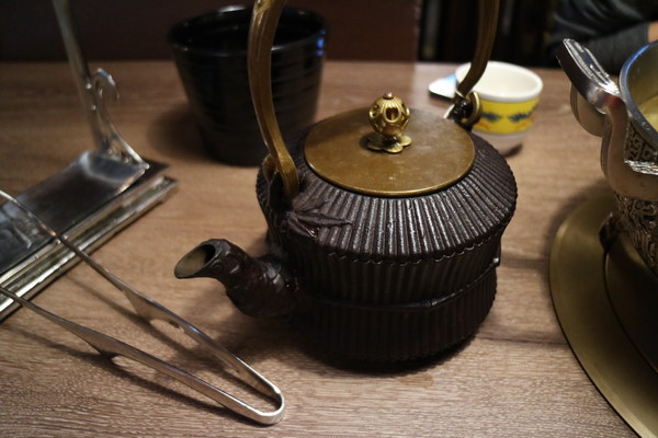 問鼎麻辣鍋養生鍋：【台北美食】一邊玩一邊吃，超優環境的問鼎麻辣鍋養生鍋@忠孝敦化站