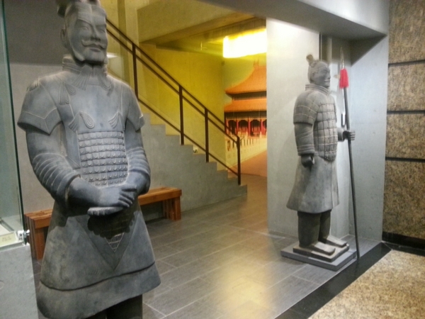 問鼎麻辣鍋養生鍋：【台北美食】一邊玩一邊吃，超優環境的問鼎麻辣鍋養生鍋@忠孝敦化站