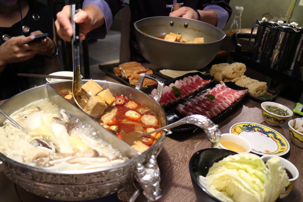 問鼎麻辣鍋養生鍋：【台北美食】一邊玩一邊吃，超優環境的問鼎麻辣鍋養生鍋@忠孝敦化站