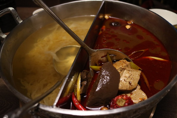 問鼎麻辣鍋養生鍋：【台北美食】一邊玩一邊吃，超優環境的問鼎麻辣鍋養生鍋@忠孝敦化站