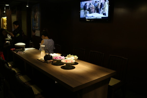 問鼎麻辣鍋養生鍋：【台北美食】一邊玩一邊吃，超優環境的問鼎麻辣鍋養生鍋@忠孝敦化站