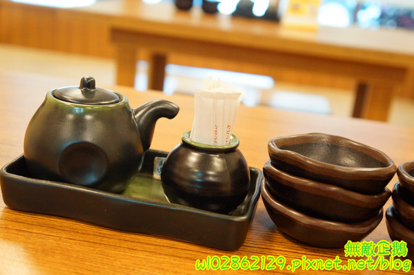 酒鶴壽司：【台南-中西區】平價x日式料理..食吧丼=18種海鮮...滿千送百/平日中午丼飯特價《酒鶴壽司》