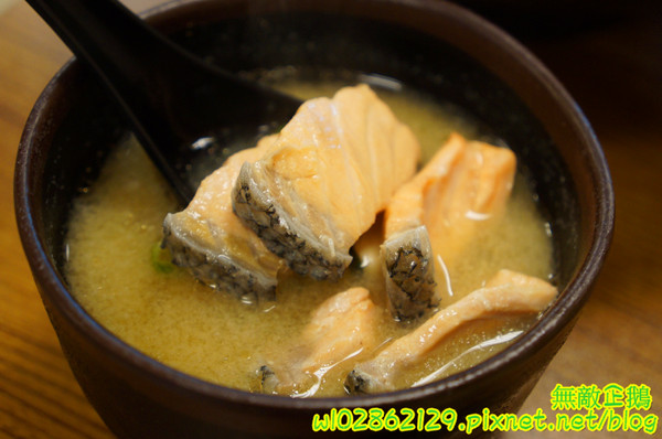 酒鶴壽司：【台南-中西區】平價x日式料理..食吧丼=18種海鮮...滿千送百/平日中午丼飯特價《酒鶴壽司》