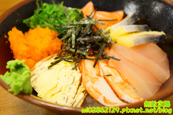 酒鶴壽司：【台南-中西區】平價x日式料理..食吧丼=18種海鮮...滿千送百/平日中午丼飯特價《酒鶴壽司》