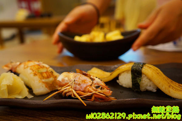 酒鶴壽司：【台南-中西區】平價x日式料理..食吧丼=18種海鮮...滿千送百/平日中午丼飯特價《酒鶴壽司》