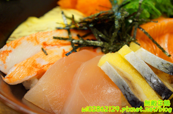 酒鶴壽司：【台南-中西區】平價x日式料理..食吧丼=18種海鮮...滿千送百/平日中午丼飯特價《酒鶴壽司》