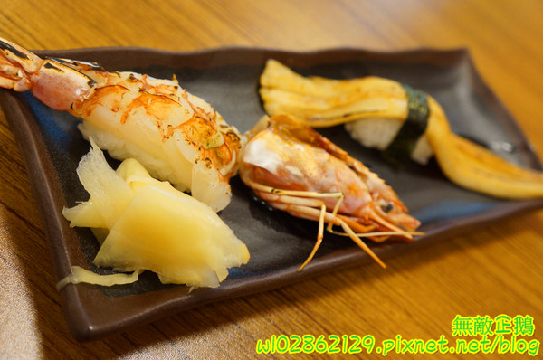 酒鶴壽司：【台南-中西區】平價x日式料理..食吧丼=18種海鮮...滿千送百/平日中午丼飯特價《酒鶴壽司》