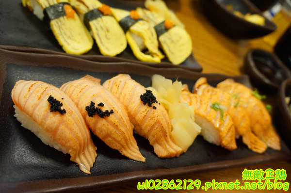 酒鶴壽司：【台南-中西區】平價x日式料理..食吧丼=18種海鮮...滿千送百/平日中午丼飯特價《酒鶴壽司》