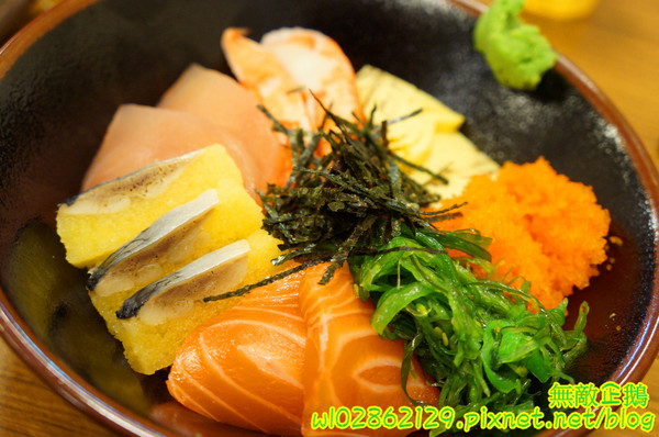 酒鶴壽司：【台南-中西區】平價x日式料理..食吧丼=18種海鮮...滿千送百/平日中午丼飯特價《酒鶴壽司》