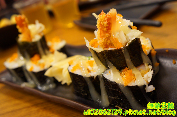 酒鶴壽司：【台南-中西區】平價x日式料理..食吧丼=18種海鮮...滿千送百/平日中午丼飯特價《酒鶴壽司》