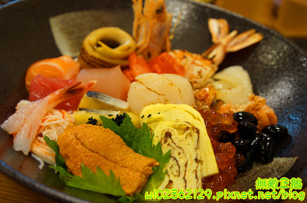 酒鶴壽司：【台南-中西區】平價x日式料理..食吧丼=18種海鮮...滿千送百/平日中午丼飯特價《酒鶴壽司》