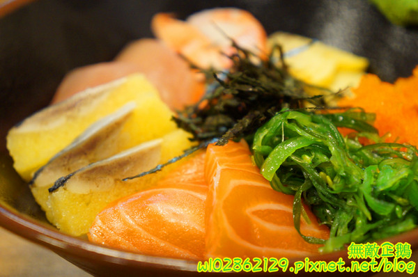 酒鶴壽司：【台南-中西區】平價x日式料理..食吧丼=18種海鮮...滿千送百/平日中午丼飯特價《酒鶴壽司》