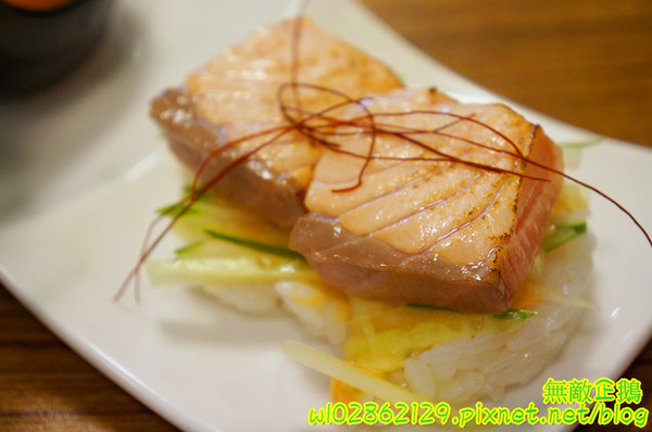 酒鶴壽司：【台南-中西區】平價x日式料理..食吧丼=18種海鮮...滿千送百/平日中午丼飯特價《酒鶴壽司》