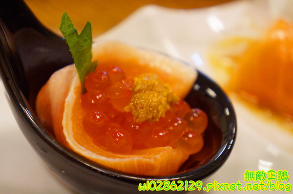 酒鶴壽司：【台南-中西區】平價x日式料理..食吧丼=18種海鮮...滿千送百/平日中午丼飯特價《酒鶴壽司》