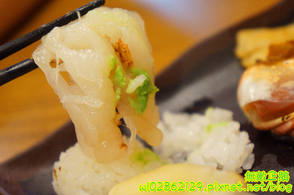 酒鶴壽司：【台南-中西區】平價x日式料理..食吧丼=18種海鮮...滿千送百/平日中午丼飯特價《酒鶴壽司》