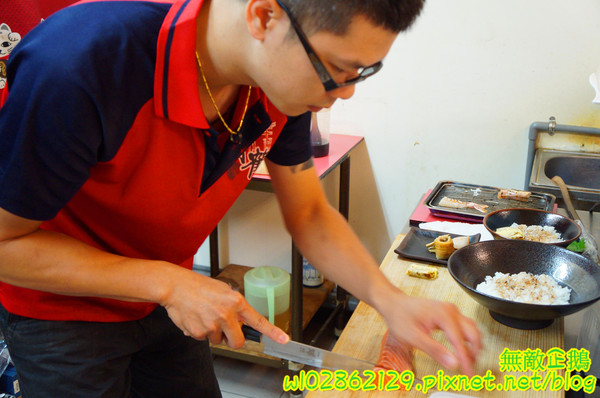 酒鶴壽司：【台南-中西區】平價x日式料理..食吧丼=18種海鮮...滿千送百/平日中午丼飯特價《酒鶴壽司》