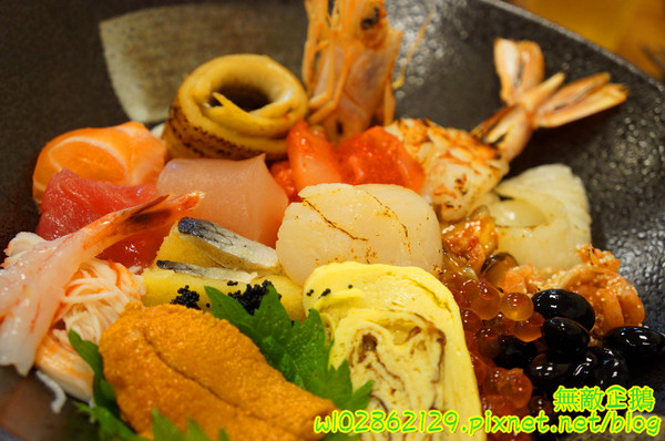 酒鶴壽司：【台南-中西區】平價x日式料理..食吧丼=18種海鮮...滿千送百/平日中午丼飯特價《酒鶴壽司》