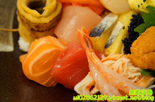 酒鶴壽司：【台南-中西區】平價x日式料理..食吧丼=18種海鮮...滿千送百/平日中午丼飯特價《酒鶴壽司》