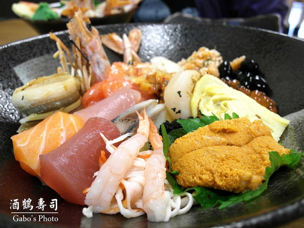 酒鶴壽司：【台南】酒鶴壽司，日式料理／男子漢の食吧丼！足足18種澎湃食材！