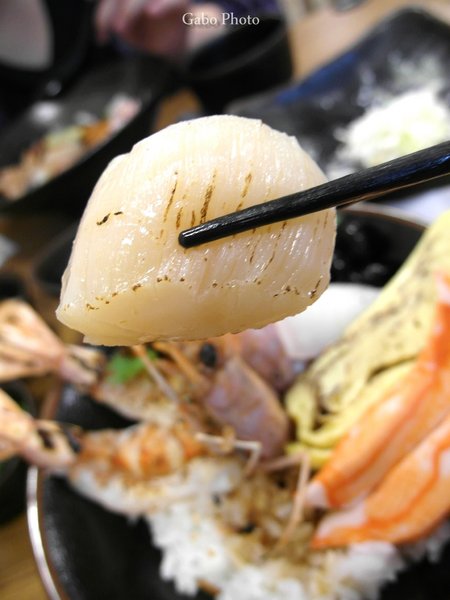 酒鶴壽司：【台南】酒鶴壽司，日式料理／男子漢の食吧丼！足足18種澎湃食材！