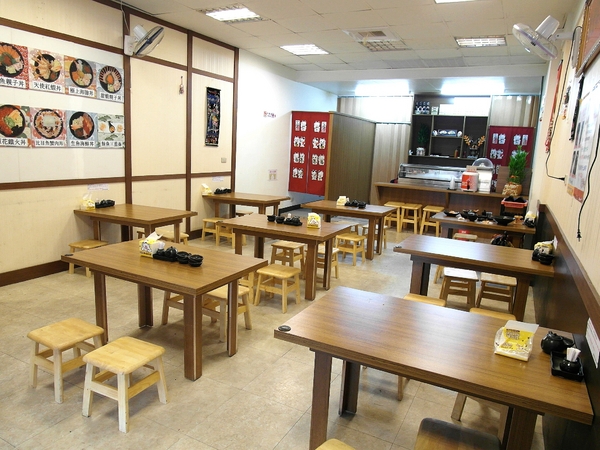 酒鶴壽司：【台南】酒鶴壽司，日式料理／男子漢の食吧丼！足足18種澎湃食材！