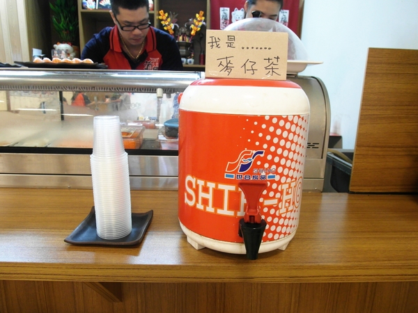 酒鶴壽司：【台南】酒鶴壽司，日式料理／男子漢の食吧丼！足足18種澎湃食材！