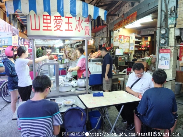 山里愛玉冰：【美食特搜。台南中西區】山里愛玉冰。天然愛玉果實製成愛玉凍 台南東門圓環旁的小冰攤