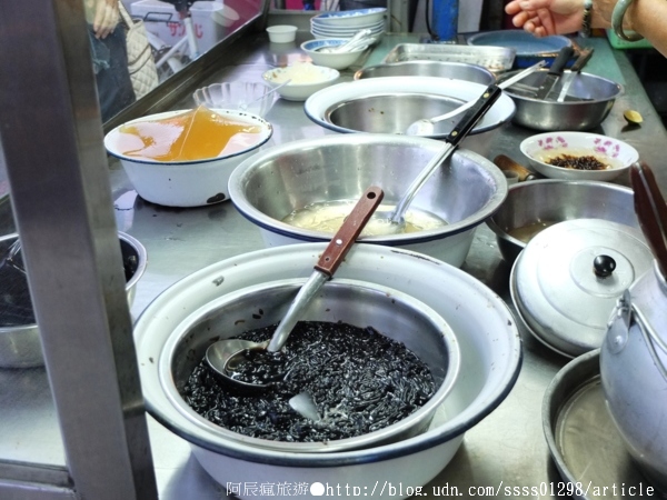 山里愛玉冰：【美食特搜。台南中西區】山里愛玉冰。天然愛玉果實製成愛玉凍 台南東門圓環旁的小冰攤